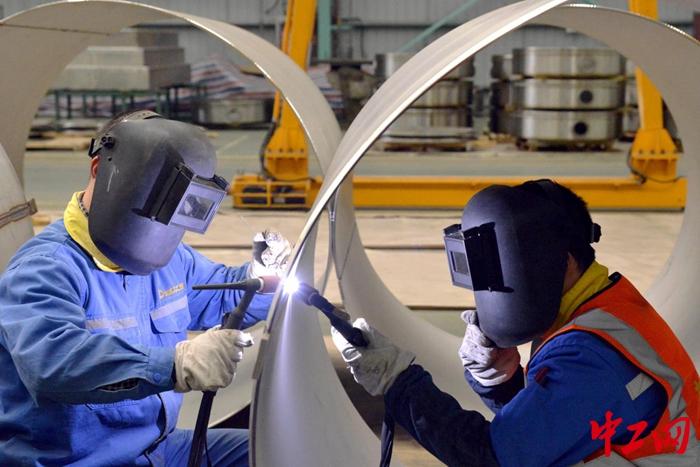 江苏大明轻工制造工人在双面对焊新能源设备产品